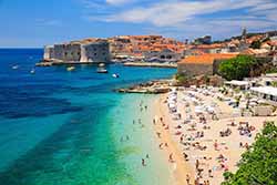 Strand Banje und Blick zum Altstadt von Dubrovnik