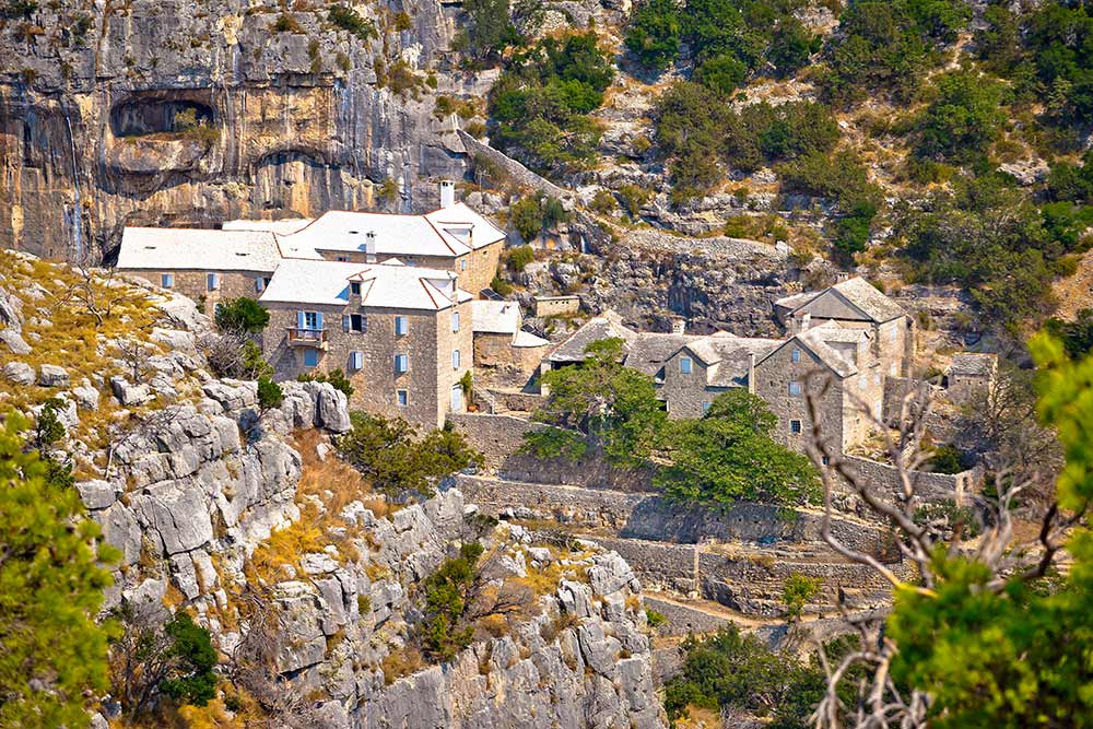 Kloster Komplex Blaca auf Insel Brac