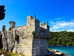 Schutzmauer auf Insel Mljet aus dem 13. Jahrhundert