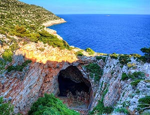 Odysseus Höhle Eingang vom Land