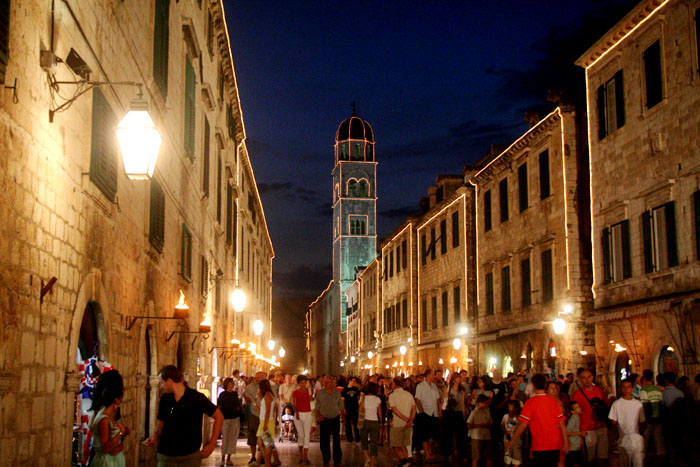 Stradun in Dubrovnik im Süden Dalmatiens
