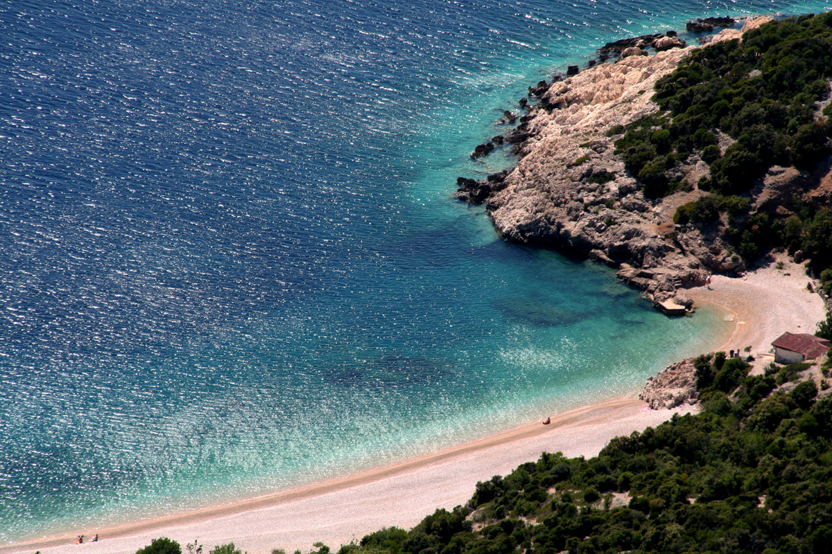 Bezaubernde Badebucht auf der Insel Cres in Kroatien